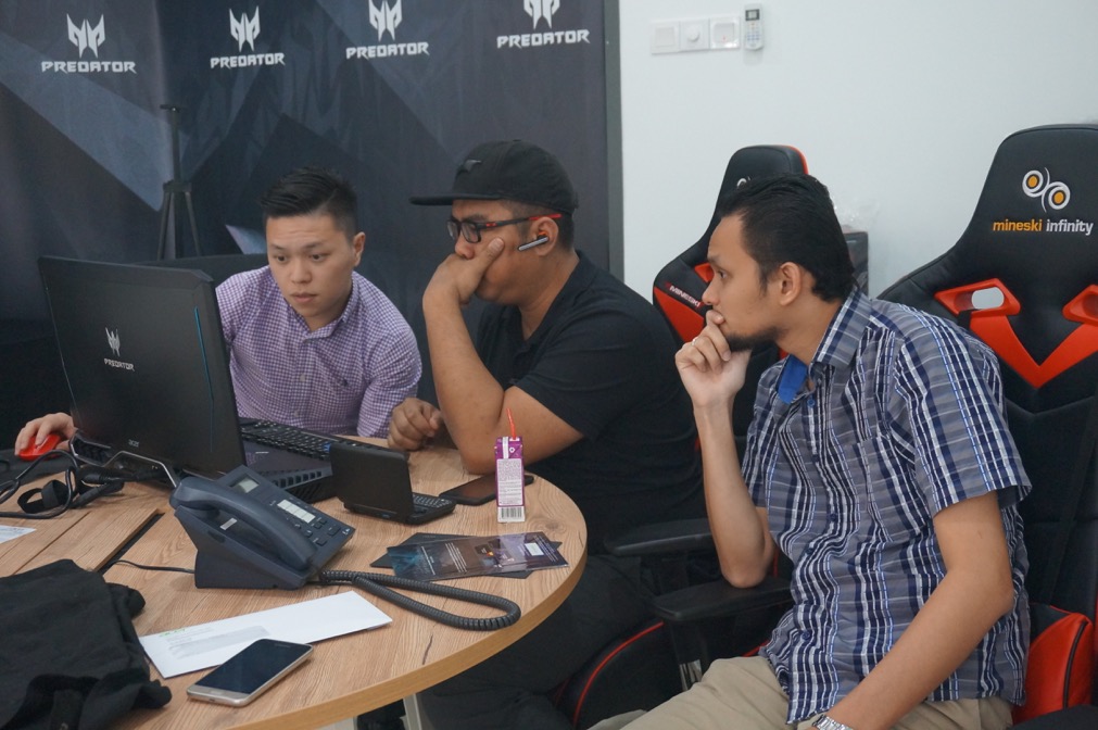 Acer Malaysia Acer Malaysia Product Manager walking Arsyan through his purchase. He looks impressed.